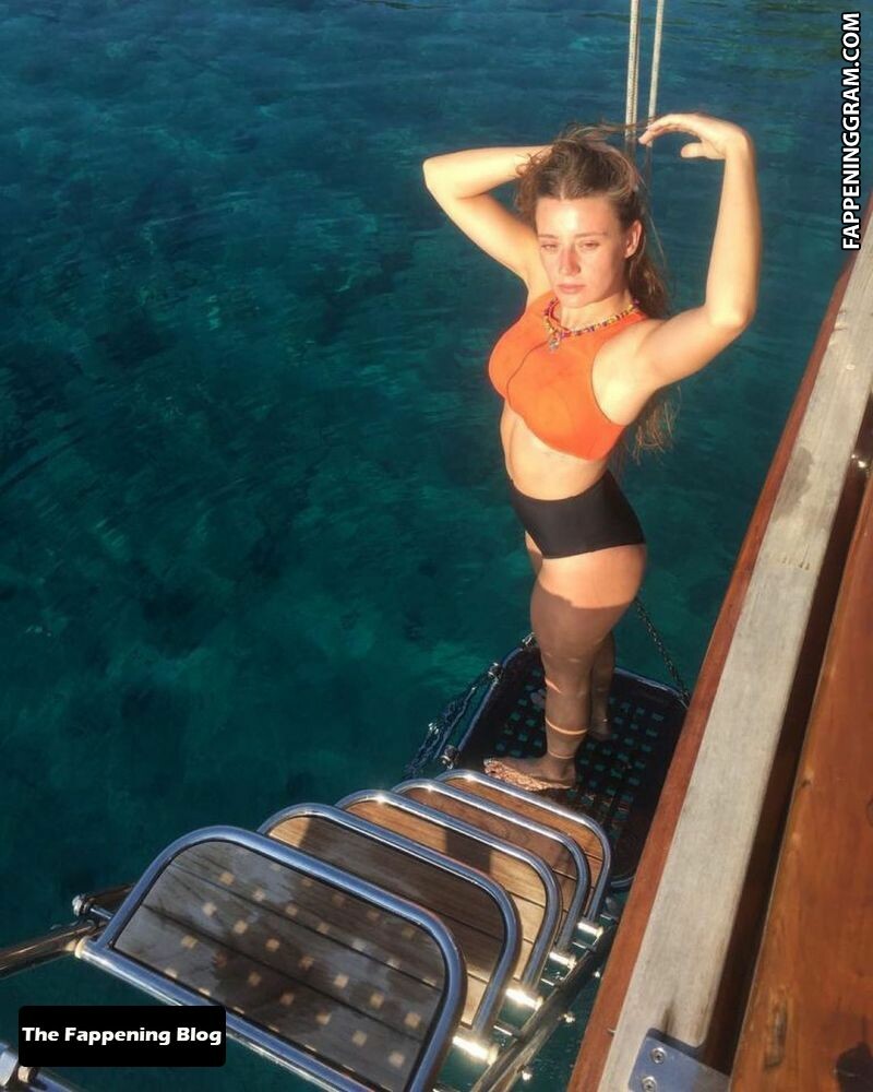 Gizem Karaca Nude The Fappening Fappeninggram