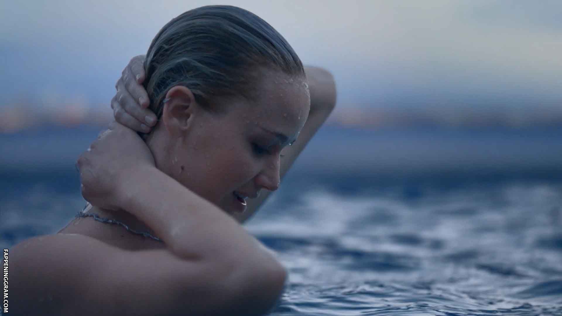 https://cdn.fappeninggram.com/photos/jennifer-lawrence/jennifer-lawrence-nude165.jpg