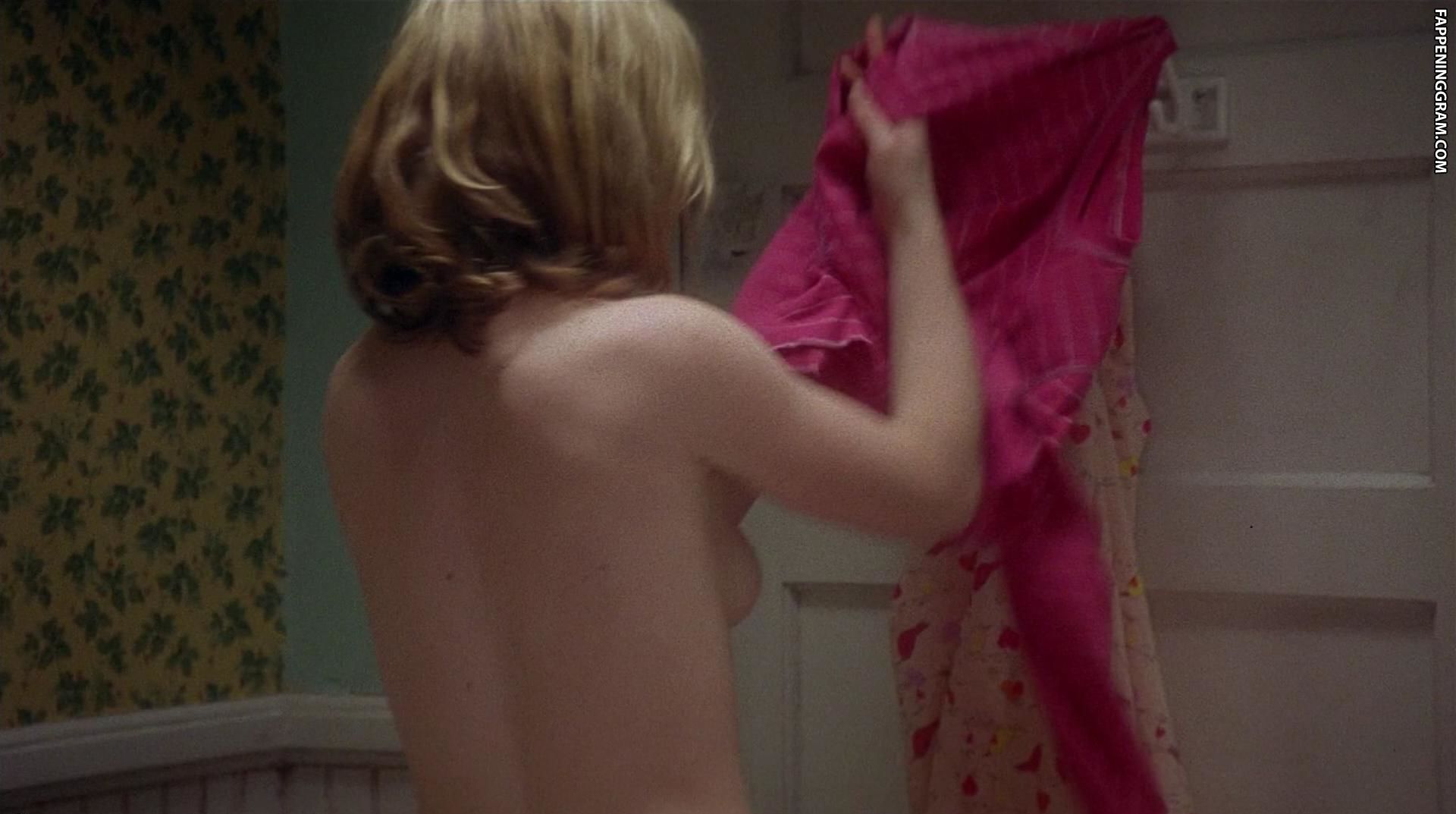 Julia Stiles Nude.